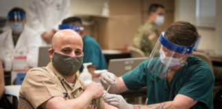 El contramaestre Russell Smith recibe la vacuna contra el COVID-19 el 21 de diciembre de 2020. Fotografía de la Marina de los Estados Unidos tomada por la especialista en comunicaciones de primera clase Sarah Villegas