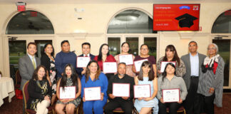 Graduados del curso de liderazgo para latinos de La Plaza Delaware muestran con orgullo sus certificados durante la graduación de junio de 2023.