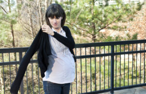 Recomiendan tomar ácido fólico, no otros tipos de folato, para reducir el riesgo de malformaciones congénitas Mujer embarazada que consume ácido fólico