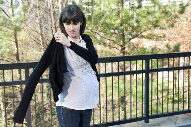 Mujer embarazada que consume ácido fólico