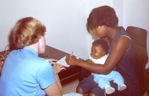 La inyección de vitamina K para bebés es segura y puede salvar vidas, al contrario de lo que dice una publicación Mujer llenando un formulario para la aplicación de vitamina K a su bebé