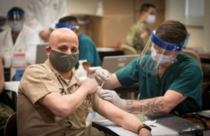 Errores en una base de datos dan lugar a afirmaciones falsas sobre casos de VIH en el ejército Militar recibiendo una vacuna contra el COVID-19, que se ha relacionado con casos de VIH en el ejército estadounidense.