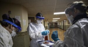 Afirmaciones engañosas sobre raro y bien conocido riesgo de la vacuna contra el COVID-19 de AstraZeneca Científicos investigando el origen del covid 19