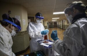 Afirmaciones engañosas sobre raro y bien conocido riesgo de la vacuna contra el COVID-19 de AstraZeneca Científicos investigando el origen del covid 19