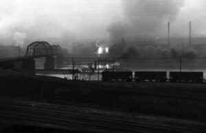 Publicaciones difunden una cita inventada sobre ‘confinamientos climáticos permanentes’ Paisaje industrial de una ciudad refiriendo al confinamiento por cambio climático.