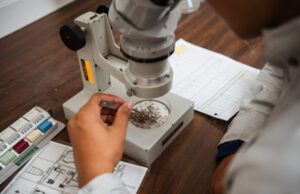 Publicaciones afirman falsamente que la FDA ‘está obligada’ a retirar del mercado las vacunas de ARNm contra el COVID-19 por adulteración Personal de la FDA avaluando la vacuna Covid