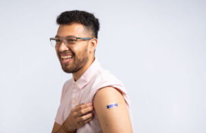 Las vacunas contra el COVID-19 salvan vidas, no son más letales que el COVID-19 Hombre que ha recibido su vacuna contra el Covid 19