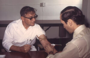 La vacuna contra la gripe y la triple vírica o MMR han salvado millones de vidas, al contrario de lo que se afirma en internet Vacuna contra la gripe. Dr. Gary Noble en el proceso de extracción de sangre de un paciente varón para analizar su concentración de anticuerpos contra la gripe.