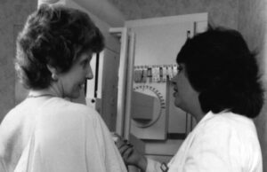 Así aumentarán los precios del seguro de salud bajo Obamacare en 2026 Doctora explicando información engañosa sobre las mamografías a una paciente