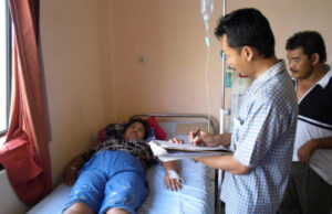 Publicaciones hacen comparación errónea entre la inmunidad al COVID-19 procedente de la infección y la que brindan las vacunas Hombre tomando datos sobre inmunidad al Covid