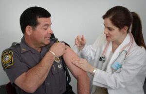 Publicaciones plantean preocupaciones infundadas sobre el aluminio en las vacunas Hombre siendo vacunado, posiblemente desarrollando inmunidad al covid