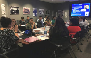 El director general de la OMS sí está vacunado contra el COVID-19, contrariamente a lo que se dice en las redes sociales Junta en torno al director de la OMS