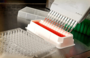 No se ha demostrado que las vacunas contra el COVID-19 alteren el ADN ni provoquen cáncer Dispositivos usados para el análisis de vacuna que ayudan a determinar si el Covid modifica el ADN