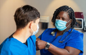 Las donaciones de sangre de personas vacunadas contra el COVID-19 son seguras, contrariamente a las afirmaciones en línea Las donaciones de sangre de personas con vacuna contra el COVID-19 son seguras