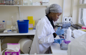 El llamado a detener la vacunación de ARNm contra el COVID-19 del cirujano general de Florida se basa en ciencia defectuosa Científica trabajando en la vacuna contra COVID-19