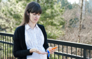 No hay pruebas de un vínculo entre el aumento de la tasa de mortalidad infantil en EE. UU. y las vacunas contra el COVID-19 Mujer embarazada evaluando datos de mortalidad infantil que se han vinculado falsamente con la vacuna contra el Covid 19