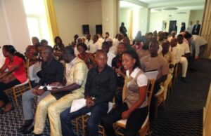 Borrador del ‘Tratado para pandemias’ de la OMS reafirma la soberanía de las naciones para dictar políticas de salud Personas discutiendo el tratado de pandemias de la OMS