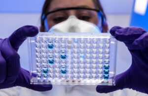 La planta de Pfizer dañada por un tornado no produce vacunas contra el COVID-19 Científica trabajando en planta de Pfizer