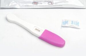 La pastilla absorbente en el interior de las pruebas de embarazo no es una ‘píldora del día después oculta’ Prueba de embarazo con pastilla desecante en su interior.