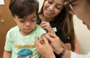 En qué se equivoca RFK Jr. sobre el autismo Niño con autismo recibiendo una vacuna, tema relacionado con lo dicho por RFK Jr. sobre el autismo