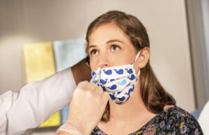 Qué dice, y qué no dice, la revisión Cochrane sobre las mascarillas para el COVID-19 Mujer usando un cubrebocas después de consultar la revisión Cochrane sobre las mascarillas