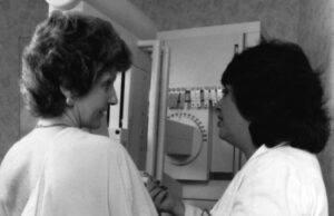 Consejos para ayudar a los residentes de Delaware a navegar la atención médica más fácilmente y ahorrar más dinero Doctora explicando la diferencia entre termografía vs mamografía