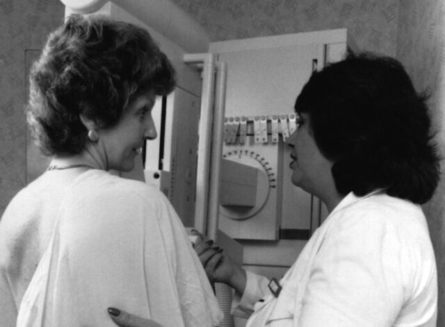 Doctora explicando la diferencia entre termografía vs mamografía