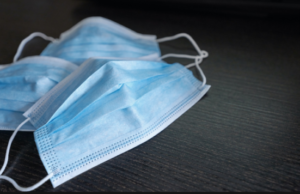 El uso de mascarillas tiene efectos mínimos en el sistema respiratorio y no causa COVID persistente