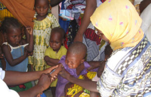 Publicaciones difunden afirmación falsa sobre una solicitud de patente de Moderna Niño recibiendo vacuna con patente Moderna