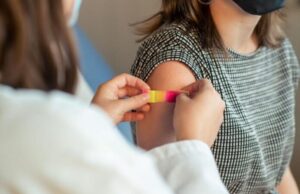 La excreción de la vacuna es de esperar con ciertas vacunas y, en general, no es perjudicial, al contrario de lo que dice una publicación Mujer joven recibiendo una dosis de vacuna con virus vivos