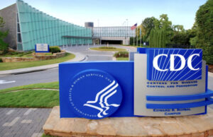 Publicaciones afirman falsamente que un funcionario de los CDC admitió que las vacunas contra el COVID-19 causan ‘enfermedades debilitantes’ Tom Harkin Global Communications Center donde se explora la posibilidad de que las vacunas contra el Covid 19 causen enfermedades debilitantes.