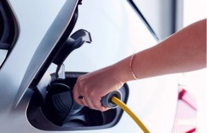 Los vehĂculos elĂ©ctricos aportan menos emisiones que los vehĂculos de gasolina a lo largo de su vida Ăştil Hombre colocando gasolina a un auto, sin saber que los vehĂculos elĂ©ctricos aportan menos emisiones.