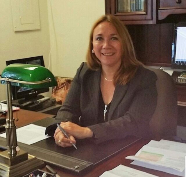 Dra. Sara Solís, quien escribe sobre la escuela de derecho internacional