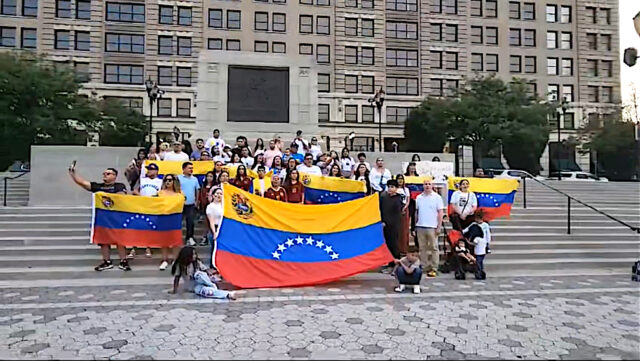 Venezolanos de Delaware reunidos en la plaza de Rodney Square (Wilmington) el domingo 28 de julio día de las elecciones presidenciales en Venezuela. (Foto remitida).