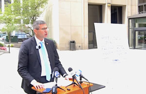 Matt Meyer pide una investigación federal sobre la campaña de Bethany Hall-Long Matt Meyer en Wilmington, en rueda de prensa el 29 de julio