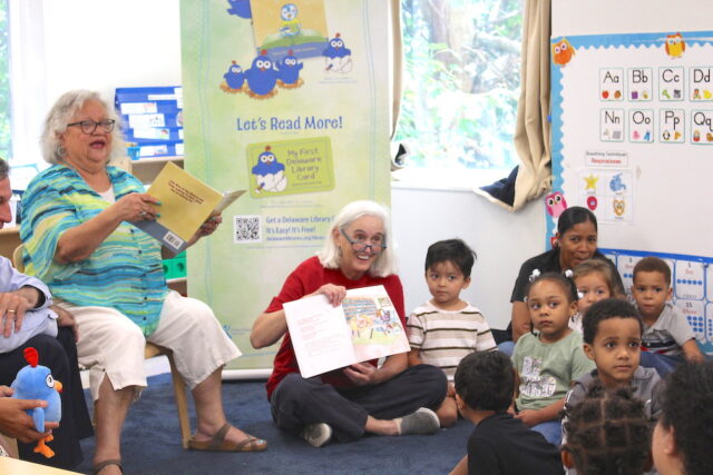 First Spouse Tracey Quillen Carney and María Matos reading to the children at LACC