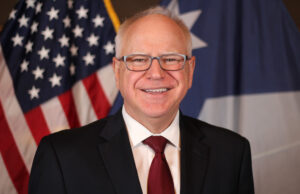 Harris elige al gobernador de Minnesota como candidato a la vicepresidencia Walz-2024-Official Portrait