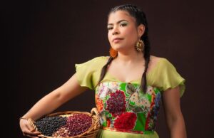 The Mezzanine Gallery to Exhibit Julieta Zavala’s “Mercado Kitsch México” La diseñadora Julieta Zavala, luciendo su creación “Mercado” (2024) (Foto: Manuel Flores).