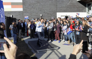 La importancia de Filadelfia y de la comunidad puertorriqueña en el cierre de campaña electoral La representante Ocasio–Cortez en un momento de su intervención en el evento "Vota con orgullo" en Filadelfia. (Foto HOY en Delaware).