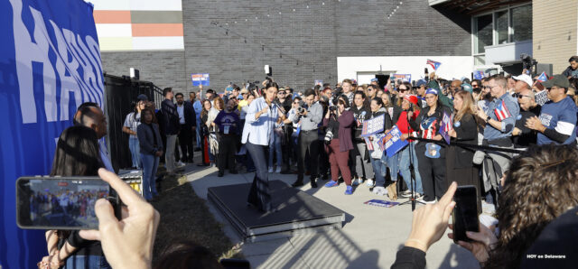 La representante Ocasio–Cortez en un momento de su intervención en el evento "Vota con orgullo" en Filadelfia. (Foto HOY en Delaware).