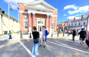 Día de Resultados (“Return Day”) Un residente de Georgetown ataviado con traje de época frente al Ayuntamiento de la ciudad. (Foto HOY en Delaware).