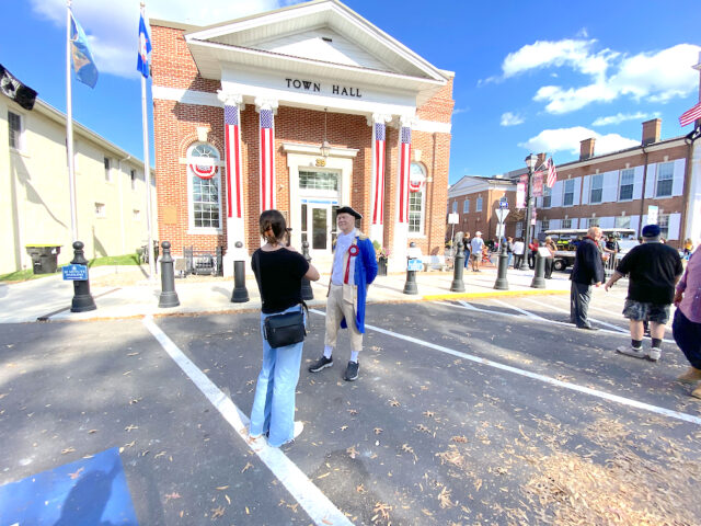 Un residente de Georgetown ataviado con traje de época frente al Ayuntamiento de la ciudad. (Foto HOY en Delaware).