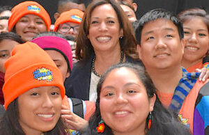 Juez bloquea en 19 estados la norma que permite a Dreamers inscribirse en planes de salud de ACA Meeting_with_Dreamers (Office of Senator Kamala Harris, Public domain, via Wikimedia Commons)