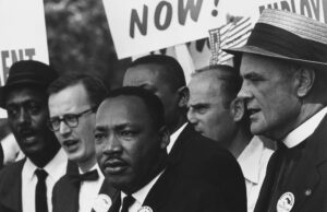 Día de Martin Luther King Jr: significado y celebraciones locales Martin Luther King Jr. durante la Marcha sobre Washington por el trabajo y la libertad de 1963, en la que pronunció su histórico discurso "Yo tengo un sueño", defendiendo la armonía racial. Date 28 August 1963 Collection National Archives at College Park wikidata:Q38945047 Still Picture Records Section, Special Media Archives Services Division (NWCS-S)