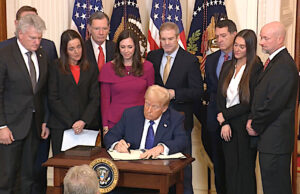 ¿En qué consiste la Ley Laken Riley firmada por el Presidente Trump el 29 de enero? El Presidente Trump firmando la Ley Laken Riley en presencia de los padres y familia de la joven en cuya memoria se nombró esta ley (Foto RR.SS. WH)