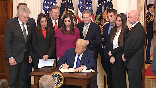 El Presidente Trump firmando la Ley Laken Riley en presencia de los padres y familia de la joven en cuya memoria se nombró esta ley (Foto RR.SS. WH)