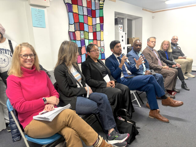 En la asamblea comunitaria de CCATE asistieron 400 miembros de la comunidad y la asistencia del Cónsul de México en Filadelfia Carlos Obrador, la congresista federal Mary Gay Scanlon, el representante estatal Greg Scott, la directora de comunicaciones de la senadora estatal Amanda Cappalletti Valeria Sánchez, el administrador de Norristown Leonard Ligthner, la abogada de la escuela de leyes de la Universidad de Pennsylvania Sarah Paoletti, el abogado de la escuela de leyes de la Universidad de Villanova Daniel Cortés, la asesora paralegal Sandra Manrique, y el superintendente del distrito escolar de Norristown Christopher Dormer (Foto: Obed Arango)