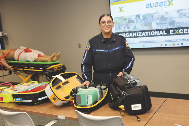 María Hernández, paramédico y orgullo hispano sirve a la comunidad en esta unidad de élite (Foto HOY en Delaware).