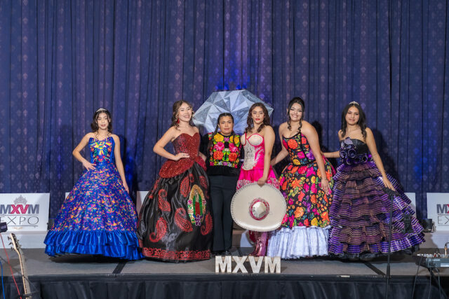 El desfile de Julieta Zavala (3ra por la izquierda) fue presentado por las modelos de cabecera de la diseñadora, DC International Models, grupo Xtasys y por la srta. Yareli González Santizo. (Foto Julio Malváez).