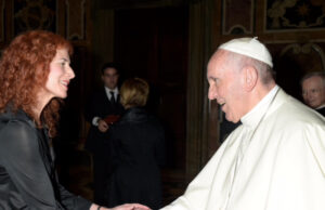 “Non Habemus Papa” La autora saludando al Papa Francisco (Foto courtesy Irene Calvo)